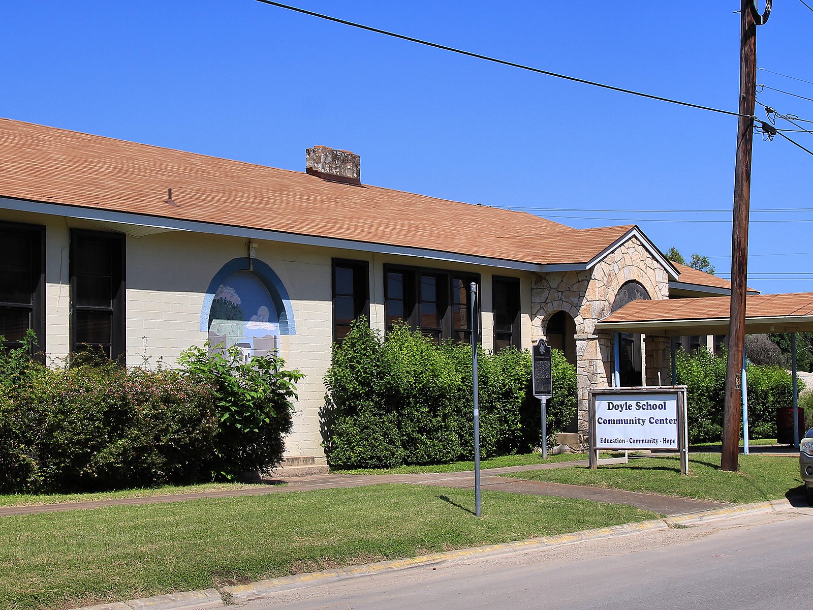 Familias celebrando en un partido de fútbol americano el viernes por la noche